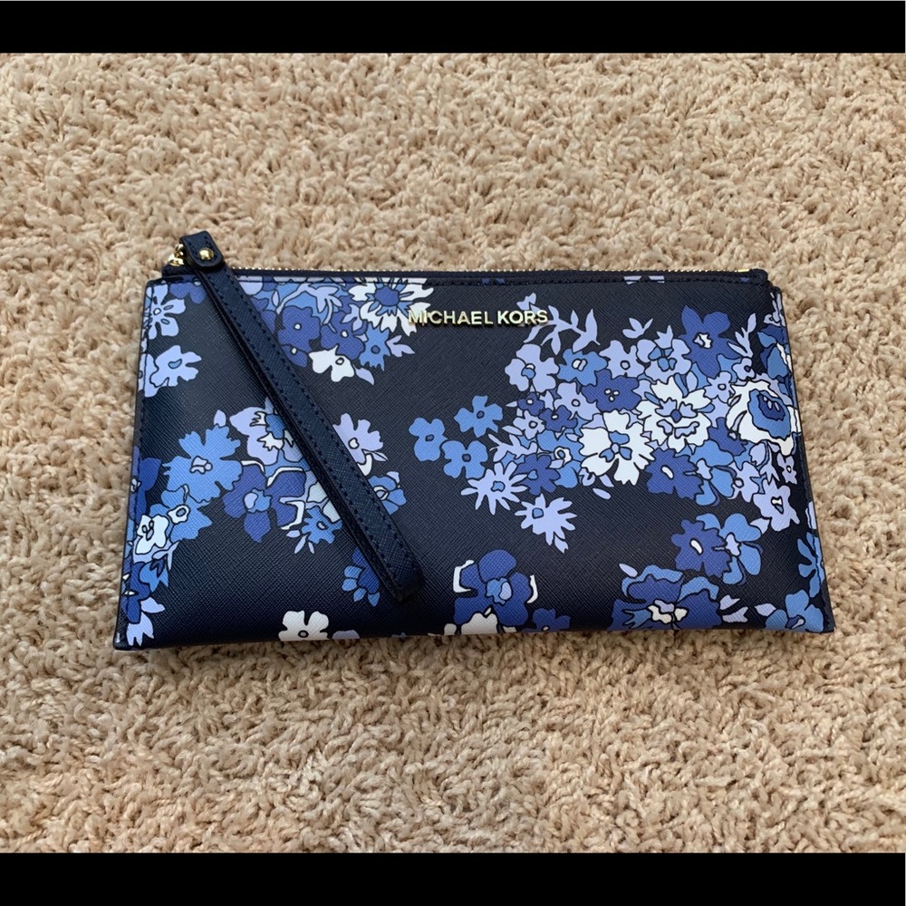 ✨Michael Kors Large Floral Wristlet✨